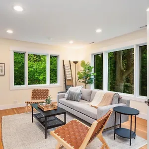 Holiday home 4br With Firepit, Outdoor Dining And Yard Surrounded By Trees, Seattle