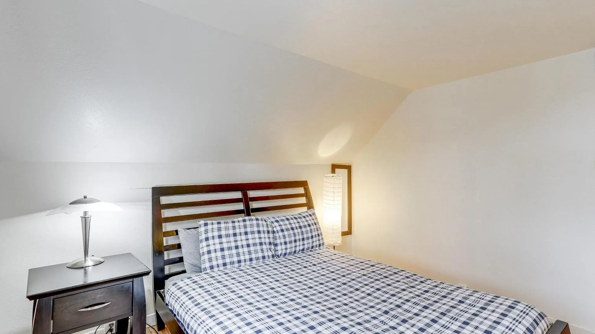 1 Mi To Light Rail Cozy And Convenient Seattle Home